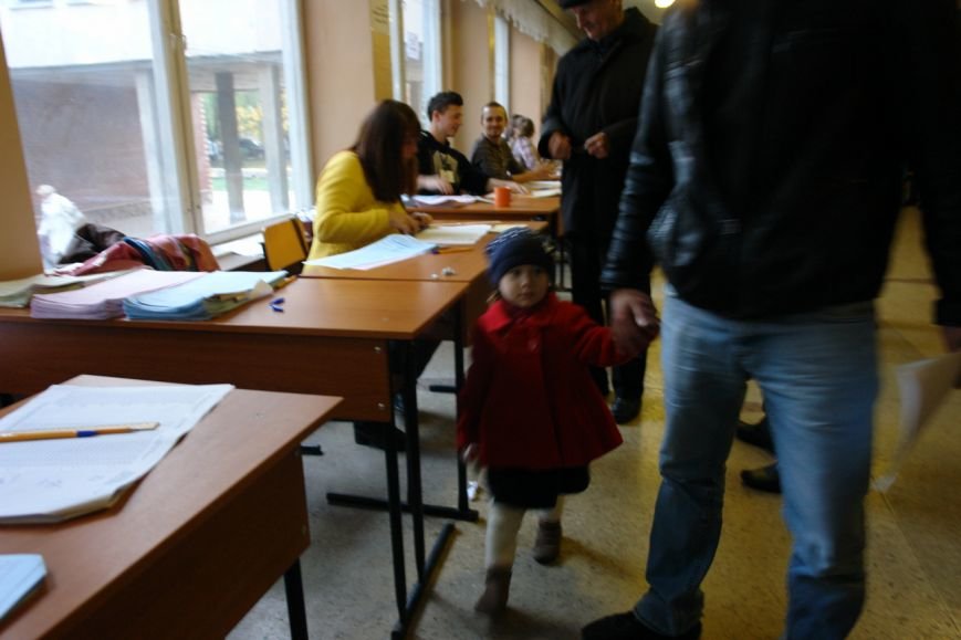 Найбільша явка виборців по місту - на дільниці по вул. Хоткевича (ф... Найбільша явка виборців по місту - на дільниці по вул. Хоткевича (фото) - фото 2