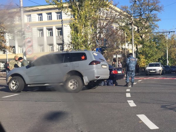 Боевики «ДНР» в центре Донецка протаранили авто, а затем зверски из... Боевики «ДНР» в центре Донецка протаранили авто, а затем зверски избили водителя (ФОТО) (фото) - фото 3