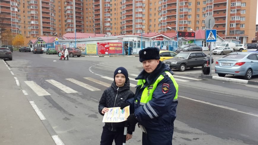 Сотрудники ОБ ДПС ГИБДД по ТиНАО провели рейд «Маленький пешеход»... Сотрудники ОБ ДПС ГИБДД по ТиНАО провели рейд «Маленький пешеход» (ФОТО) (фото) - фото 2