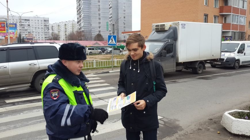 Сотрудники ОБ ДПС ГИБДД по ТиНАО провели рейд «Маленький пешеход»... Сотрудники ОБ ДПС ГИБДД по ТиНАО провели рейд «Маленький пешеход» (ФОТО) (фото) - фото 2
