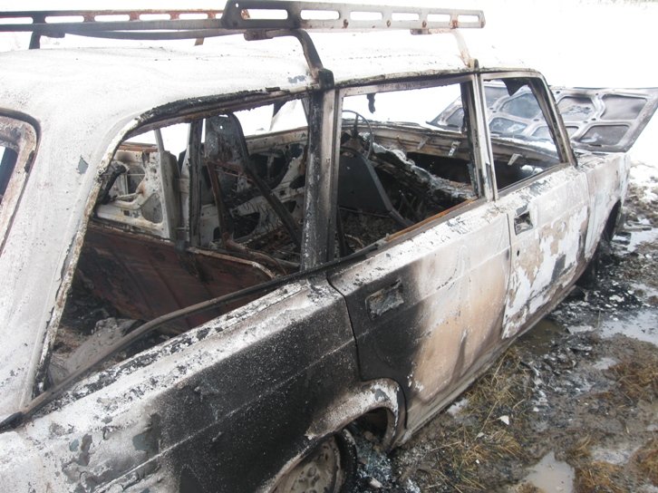 В Полевском сгорел угнанный автомобиль (фото) - фото 1 В Полевском сгорел угнанный автомобиль (фото) - фото 1