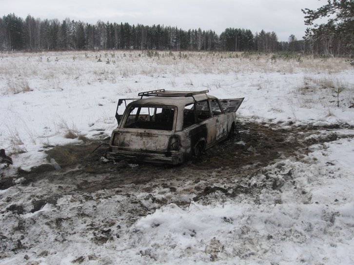 В Полевском сгорел угнанный автомобиль (фото) - фото 1 В Полевском сгорел угнанный автомобиль (фото) - фото 1