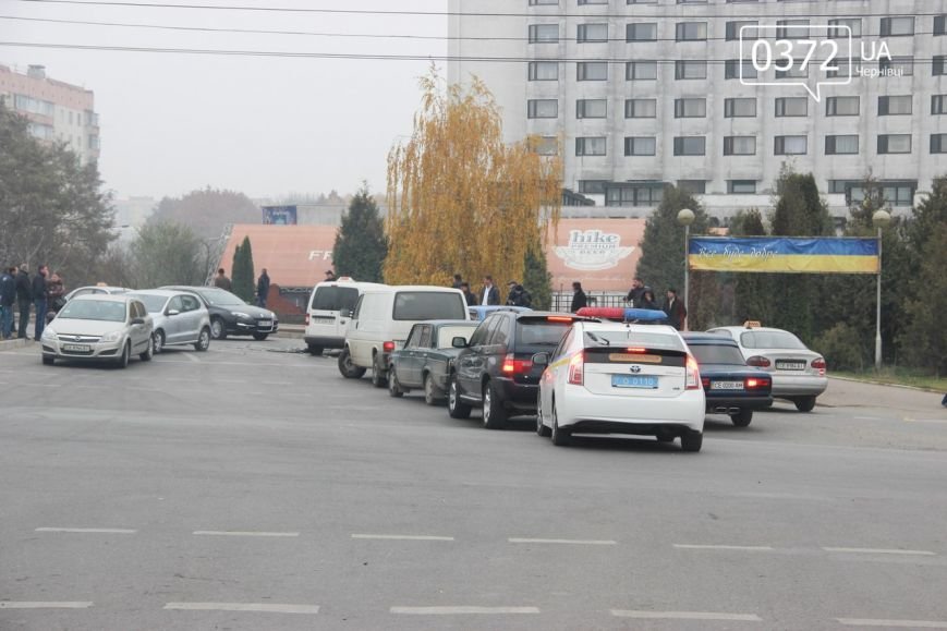 У Чернівцях на Воробкевича ДТП: зіткнулися два таксі (ФОТО) (фото) - фото 3 У Чернівцях на Воробкевича ДТП: зіткнулися два таксі (ФОТО) (фото) - фото 3