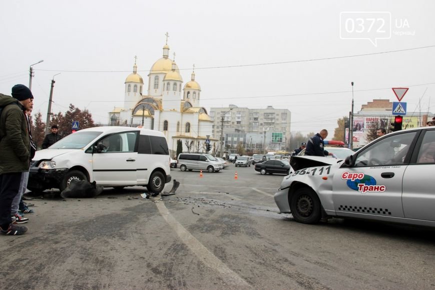 У Чернівцях на Воробкевича ДТП: зіткнулися два таксі (ФОТО) (фото) - фото 5 У Чернівцях на Воробкевича ДТП: зіткнулися два таксі (ФОТО) (фото) - фото 5