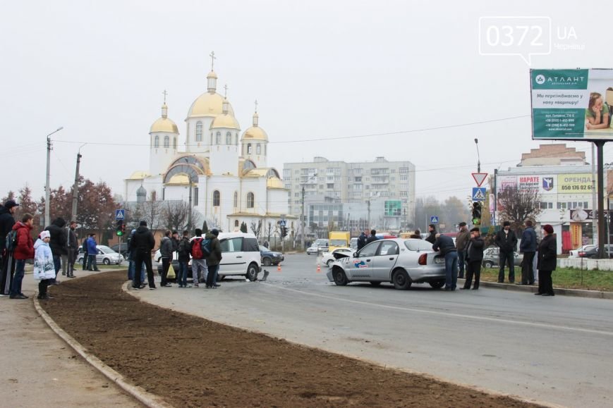 У Чернівцях на Воробкевича ДТП: зіткнулися два таксі (ФОТО) (фото) - фото 2 У Чернівцях на Воробкевича ДТП: зіткнулися два таксі (ФОТО) (фото) - фото 2