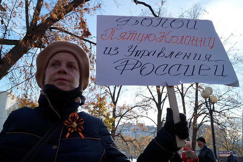 Белгородские коммунисты провели шествие и митинг в честь годовщины Октябрьской революции (фото) - фото 1