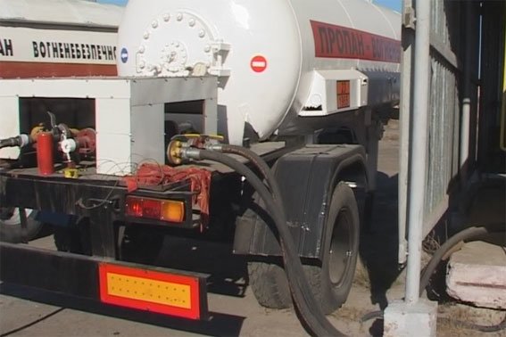 У Полтаві функціонувала нелегальна газова заправка (фото) - фото 2 У Полтаві функціонувала нелегальна газова заправка (фото) - фото 2
