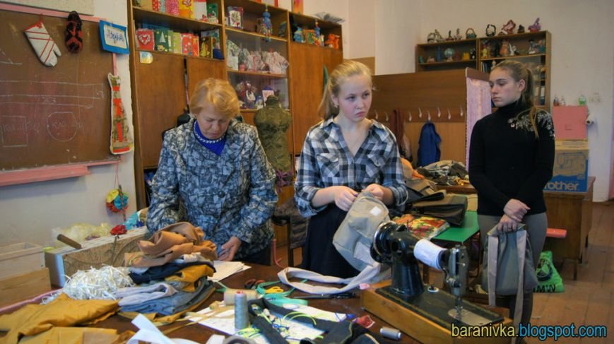 Школярі Баранівського району пошили польові сумки для бійців АТО (ф... Школярі Баранівського району пошили польові сумки для бійців АТО (фото) - фото 1
