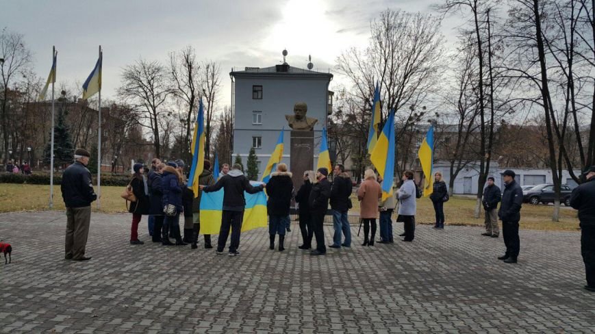Краматорчане собрались на вече в память о жертвах террористов в Париже (фото) - фото 2 Краматорчане собрались на вече в память о жертвах террористов в Париже (фото) - фото 2