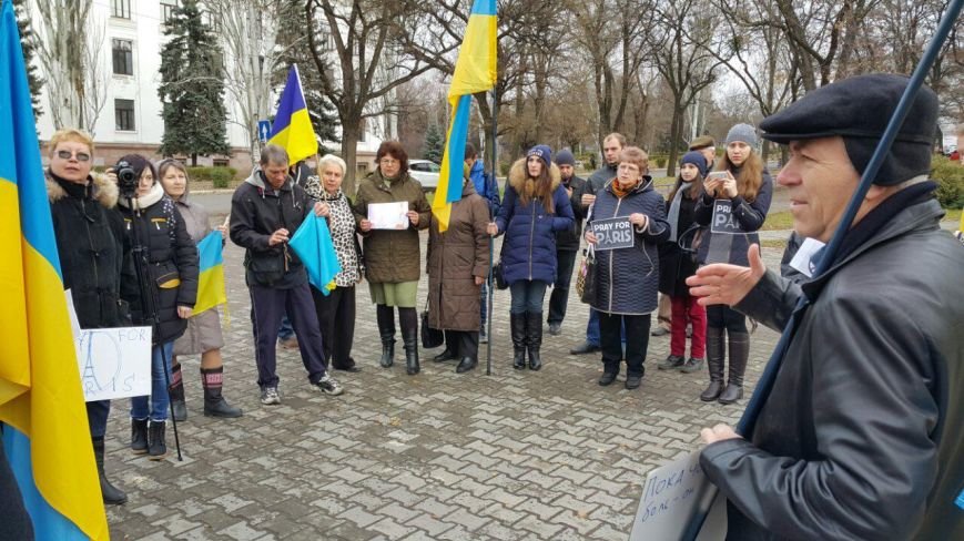 Краматорчане собрались на вече в память о жертвах террористов в Париже (фото) - фото 3 Краматорчане собрались на вече в память о жертвах террористов в Париже (фото) - фото 3