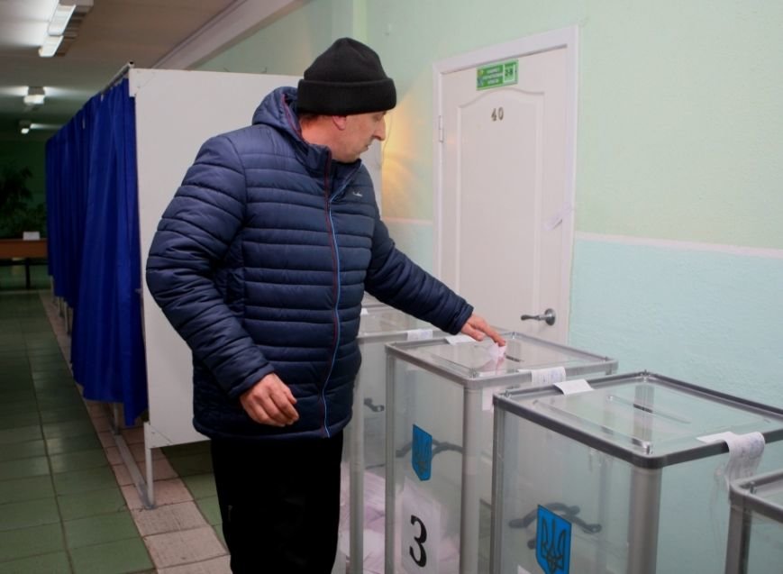 В Днепропетровске на участке была попытка вброса фальшивого бюллете... В Днепропетровске на участке была попытка вброса фальшивого бюллетеня и выноса оригинала для фальсификаций в пользу одного из кандидатов (ФОТО) (фо...