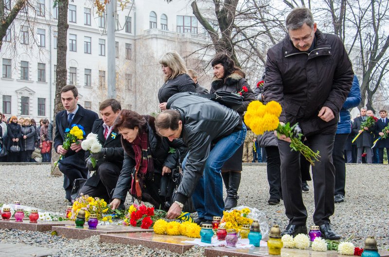 Днепропетровщина чтит память тех, кто отдал жизнь за достоинство и... Днепропетровщина чтит память тех, кто отдал жизнь за достоинство и свободу Украины (ФОТО) (фото) - фото 5