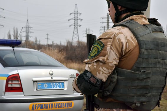 На мариупольском мосту львовский полицейский в полночь спас девушку... На мариупольском мосту львовский полицейский в полночь спас девушку от самоубийства (ФОТО) (фото) - фото 1