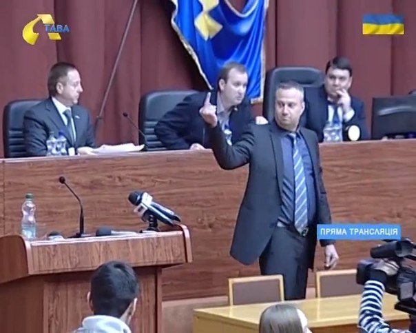 У Полтаві громадський активіст розкидався грошима та почубився з ек... У Полтаві громадський активіст розкидався грошима та почубився з екс-нардепом (ВІДЕО) (фото) - фото 1