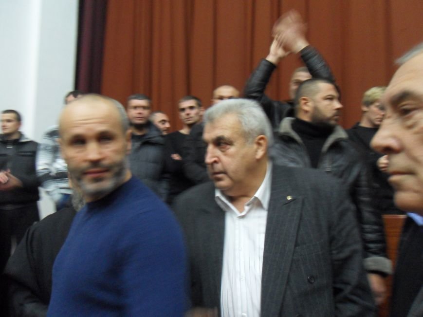 У Полтаві громадський активіст розкидався грошима та почубився з екс-нардепом (ВІДЕО) (фото) - фото 2 У Полтаві громадський активіст розкидався грошима та почубився з екс-нардепом (ВІДЕО) (фото) - фото 2