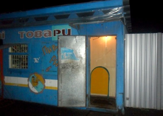 Під Полтавою чоловік скоїв розбійний напад на продавщицю та пограбу... Під Полтавою чоловік скоїв розбійний напад на продавщицю та пограбував магазин (фото) - фото 1