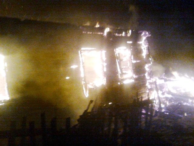 На Житомирщине соседи вынесли с горящего дома спящую хозяйку (фото)... На Житомирщине соседи вынесли с горящего дома спящую хозяйку (фото) - фото 2