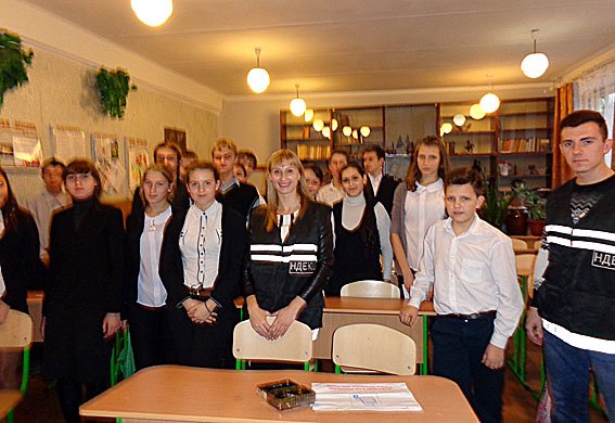 В мариупольской школе искали и извлекали невидимые следы рук (ФОТО)... В мариупольской школе искали и извлекали невидимые следы рук (ФОТО) (фото) - фото 4