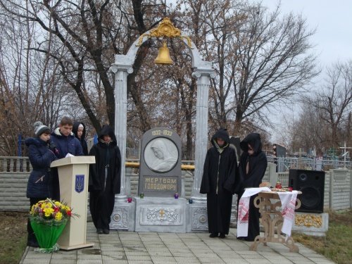 На Павлоградщине почтили память жертв голодомора (ФОТО) (фото) - фото 1 На Павлоградщине почтили память жертв голодомора (ФОТО) (фото) - фото 1