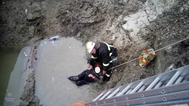 У Львові жінка впала у яму, яку вирили під час ремонтних робіт (ФОТО) (фото) - фото 1
