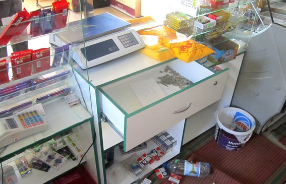 На Полтавщині двоє юнаків обікрали магазин, щоб продовжити «банкет»... На Полтавщині двоє юнаків обікрали магазин, щоб продовжити «банкет» (фото) - фото 1