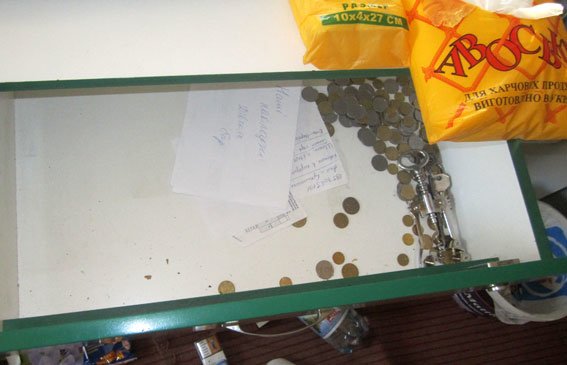 На Полтавщині двоє юнаків обікрали магазин, щоб продовжити «банкет»... На Полтавщині двоє юнаків обікрали магазин, щоб продовжити «банкет» (фото) - фото 2