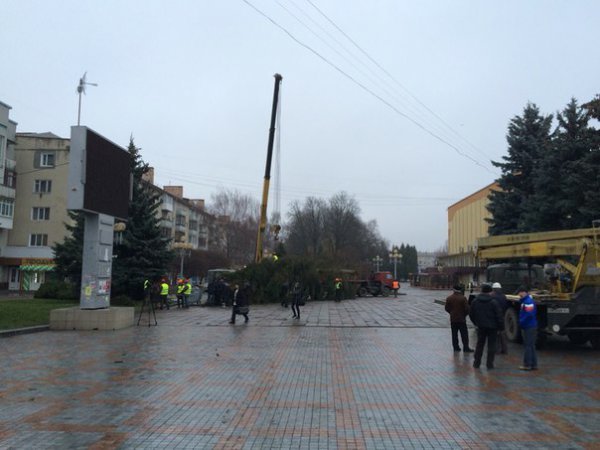 На центральному майдані Рівного вже встановлюють ялинку (фото) - фото 1 На центральному майдані Рівного вже встановлюють ялинку (фото) - фото 1