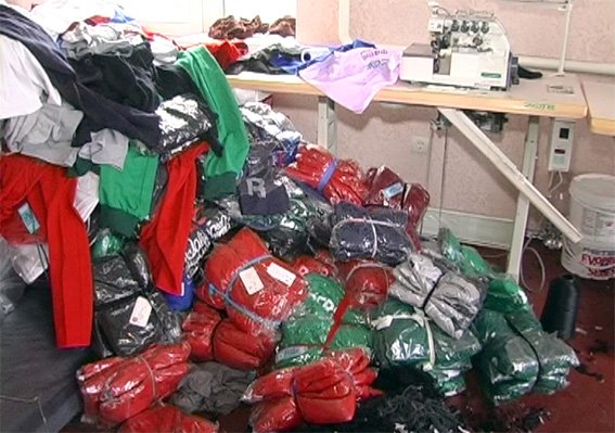 Одяг світових брендів «Adidas» і «Nike» виготовляли у Хмельницькому на підпільному цеху (Фото) (фото) - фото 2 Одяг світових брендів «Adidas» і «Nike» виготовляли у Хмельницькому на підпільному цеху (Фото) (фото) - фото 2