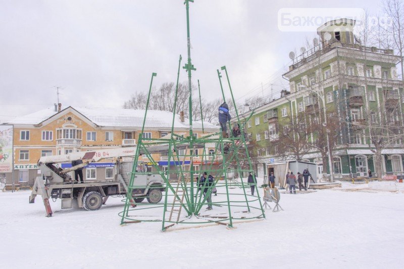 Город полевской северный. Елка Полевском снежный городок. Полевской снежный городок 2023. Елка Полевском. Елка парке Полевской.