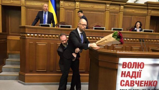 У ВРУ сталася жорстока бійка через Яценюка: прем’єра взяли поміж но... У ВРУ сталася жорстока бійка через Яценюка: прем’єра взяли поміж ноги (ФОТО, ВІДЕО) (фото) - фото 1