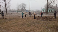 Добропольские депутаты вместе с сельчанами убирают территорию совета (фото) - фото 1 Добропольские депутаты вместе с сельчанами убирают территорию совета (фото) - фото 1