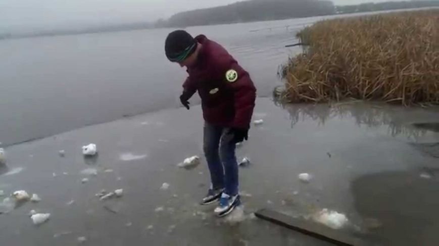 На тонкий хрупкий лед Балаковских водоемов уже пытались выходить дети (фото) - фото 1
