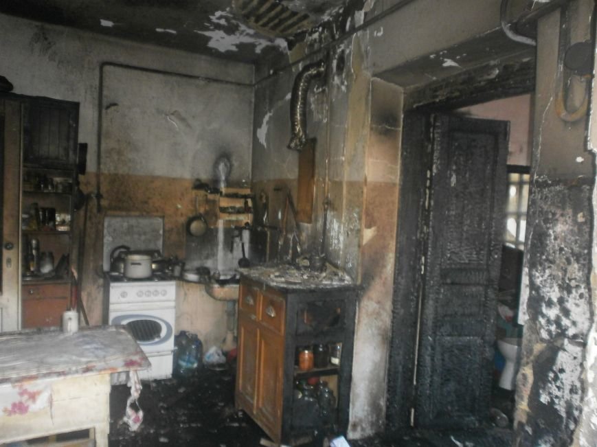 Пожар в Ильичёвске на ул. Садовая 51, пострадало три человека и часть имущества (фото) - фото 1 Пожар в Ильичёвске на ул. Садовая 51, пострадало три человека и часть имущества (фото) - фото 1