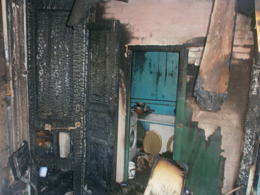 Пожар в Ильичёвске на ул. Садовая 51, пострадало три человека и часть имущества (фото) - фото 1 Пожар в Ильичёвске на ул. Садовая 51, пострадало три человека и часть имущества (фото) - фото 1