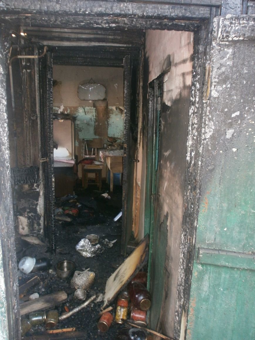 Пожар в Ильичёвске на ул. Садовая 51, пострадало три человека и часть имущества (фото) - фото 1 Пожар в Ильичёвске на ул. Садовая 51, пострадало три человека и часть имущества (фото) - фото 1