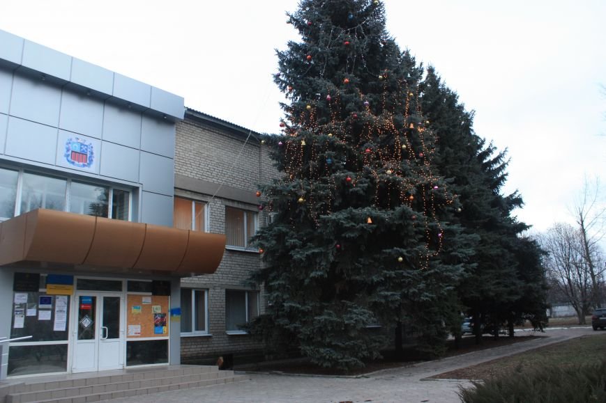 Фотофакт: в Авдеевке нарядили главную ёлку города (ФОТО), фото-1 Фотофакт: в Авдеевке нарядили главную ёлку города (ФОТО), фото-1