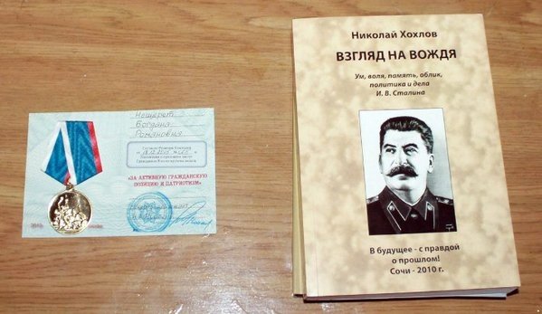 Боевики дарят школьникам книги об Боевики дарят школьникам книги об