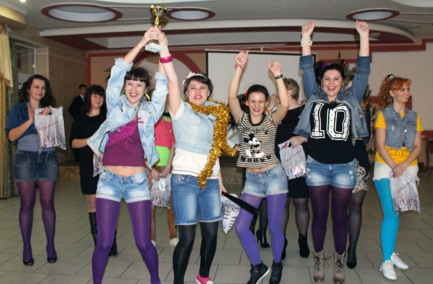 Власти Батайска отметили Новый год корпоративом в стиле лихих 90-х... Власти Батайска отметили Новый год корпоративом в стиле лихих 90-х (фото) - фото 3