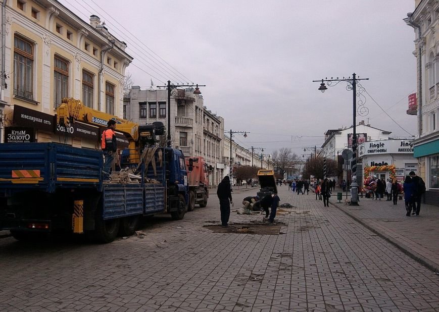 Предновогоднее чудо в центре Симферополя: дорожники ремонтируют пешеходную зону (ФОТОФАКТ) (фото) - фото 1 Предновогоднее чудо в центре Симферополя: дорожники ремонтируют пешеходную зону (ФОТОФАКТ) (фото) - фото 1