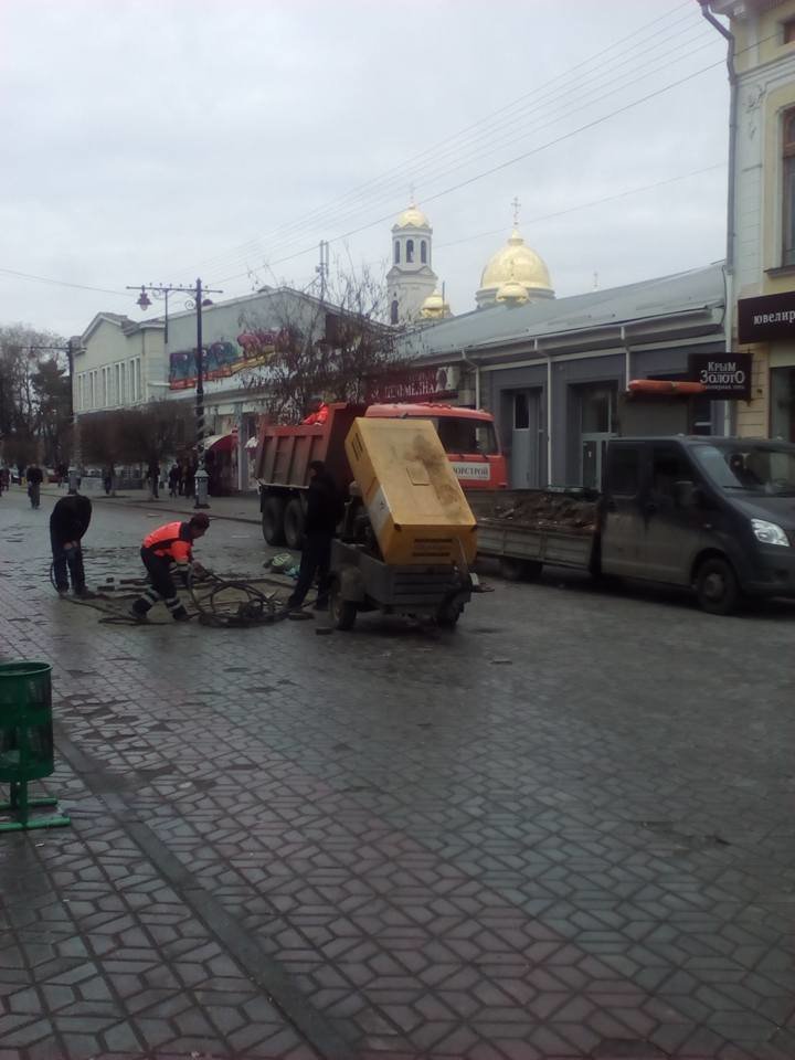 Предновогоднее чудо в центре Симферополя: дорожники ремонтируют пешеходную зону (ФОТОФАКТ) (фото) - фото 2 Предновогоднее чудо в центре Симферополя: дорожники ремонтируют пешеходную зону (ФОТОФАКТ) (фото) - фото 2