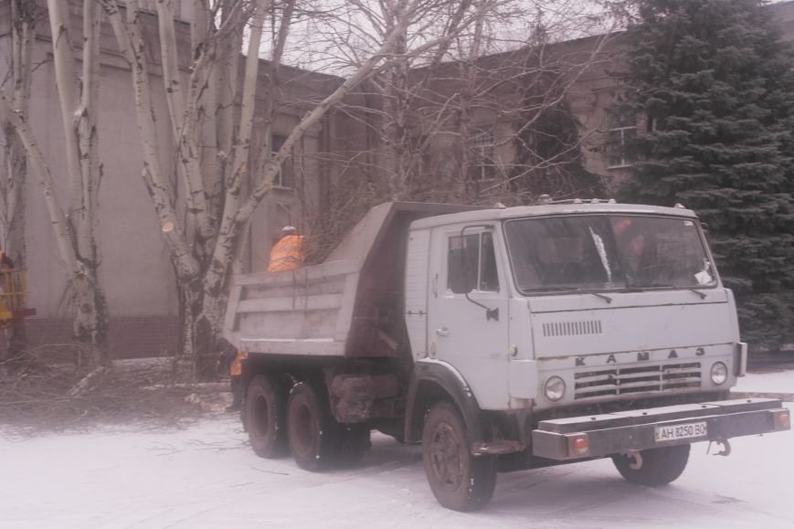 В Красноармейске главную площадь города готовят к установке праздничной новогодней сцены (фото) - фото 2 В Красноармейске главную площадь города готовят к установке праздничной новогодней сцены (фото) - фото 2