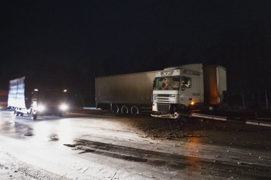 На Полтавской трассе из-за гололеда развернуло фуру (ФОТО) (фото) - фото 2 На Полтавской трассе из-за гололеда развернуло фуру (ФОТО) (фото) - фото 2