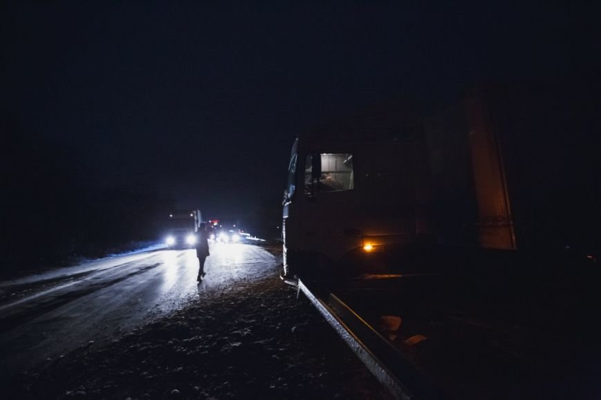 На Полтавской трассе из-за гололеда развернуло фуру (ФОТО) (фото) - фото 3 На Полтавской трассе из-за гололеда развернуло фуру (ФОТО) (фото) - фото 3