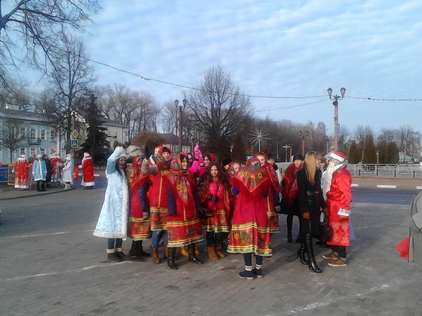 Дед Мороз на лимузине: в Полоцке открыли городскую елку, фото-3 Дед Мороз на лимузине: в Полоцке открыли городскую елку, фото-3