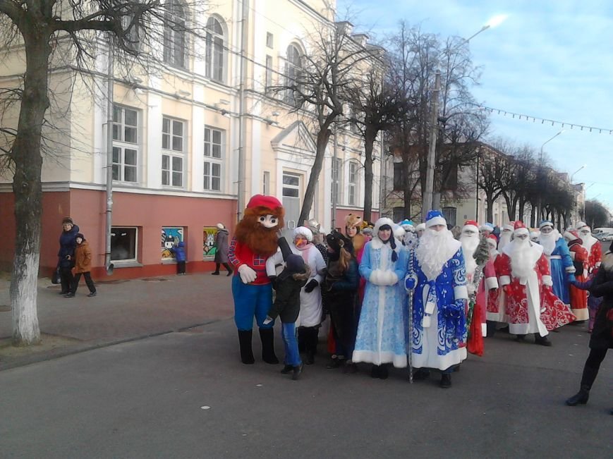 Дед Мороз на лимузине: в Полоцке открыли городскую елку, фото-5 Дед Мороз на лимузине: в Полоцке открыли городскую елку, фото-5