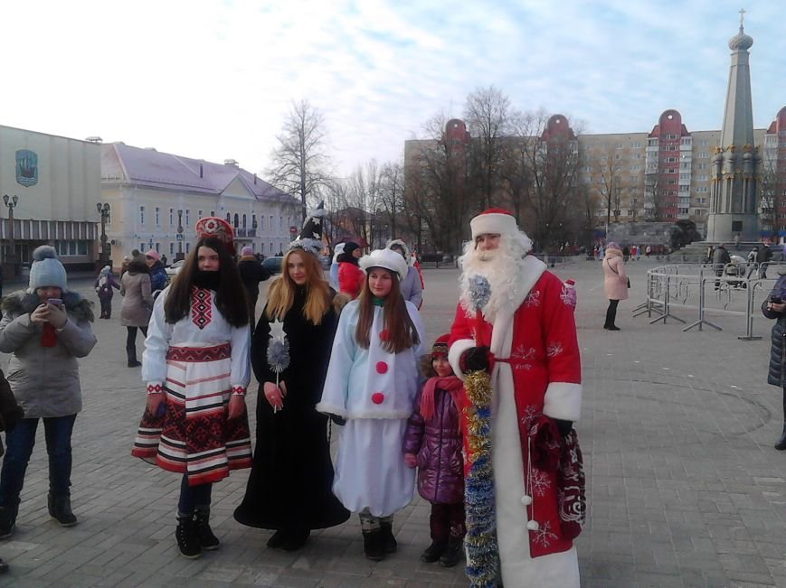 Дед Мороз на лимузине: в Полоцке открыли городскую елку, фото-2 Дед Мороз на лимузине: в Полоцке открыли городскую елку, фото-2