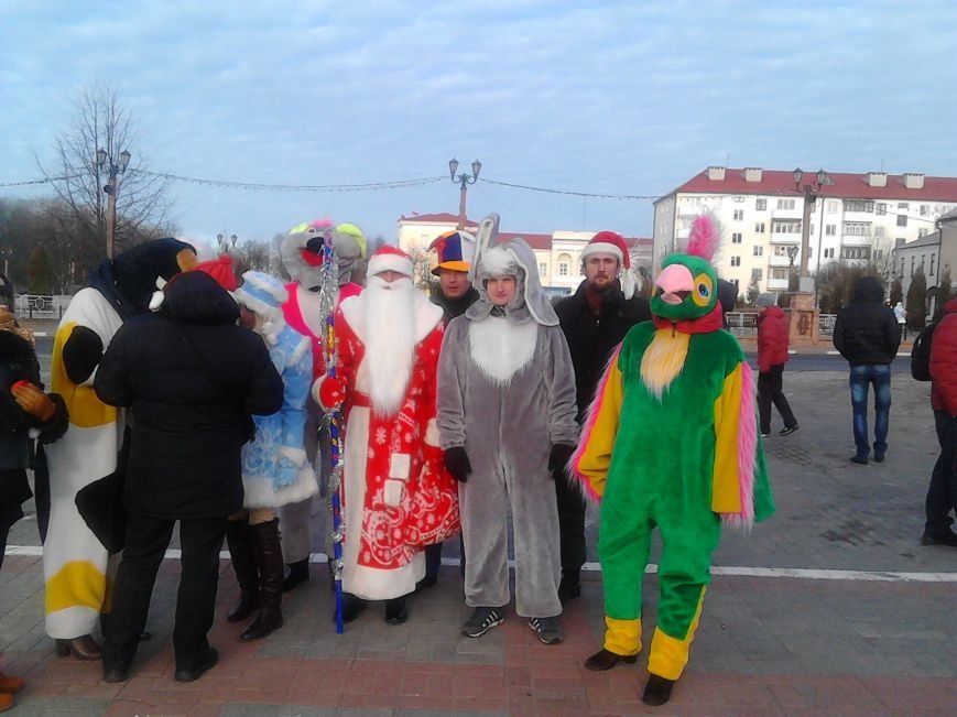Дед Мороз на лимузине: в Полоцке открыли городскую елку, фото-4 Дед Мороз на лимузине: в Полоцке открыли городскую елку, фото-4