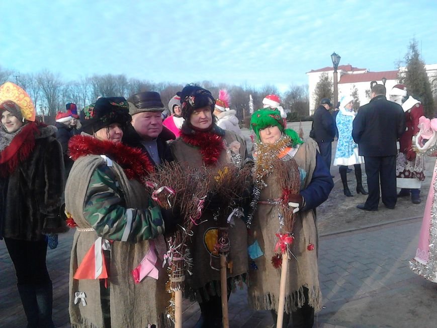 Дед Мороз на лимузине: в Полоцке открыли городскую елку, фото-7 Дед Мороз на лимузине: в Полоцке открыли городскую елку, фото-7