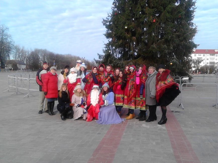 Дед Мороз на лимузине: в Полоцке открыли городскую елку, фото-8 Дед Мороз на лимузине: в Полоцке открыли городскую елку, фото-8