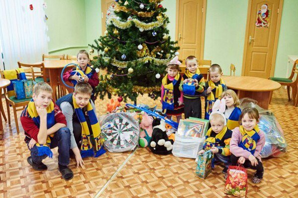 Фанаты «Нафтана» подарили новогодние подарки детям из Полоцкого социального приюта (фото) - фото 4